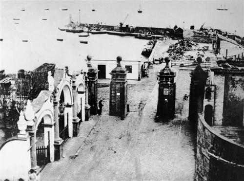 Puertas del Puerto eliminadas el 6 de diciembre de 1883-1 Custom