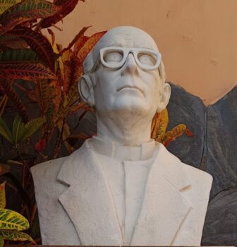 Monumentos (24). Al sacerdote don Onésimo Bethencourt