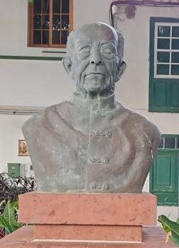 Monumentos (23). Al sacerdote don Isidoro Cantero