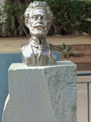Monumentos (18). A Secundino Delgado