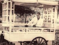 Paco en su famoso carrito 1960 Custom
