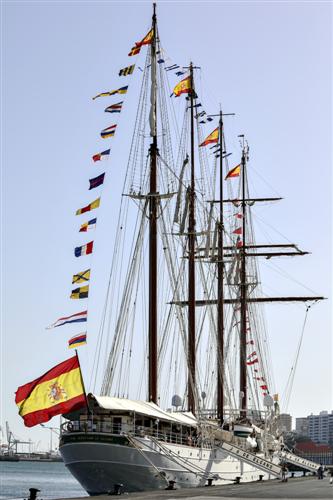 El Juan Sebastián de Elcano en el puerto de Santa Cruz Custom