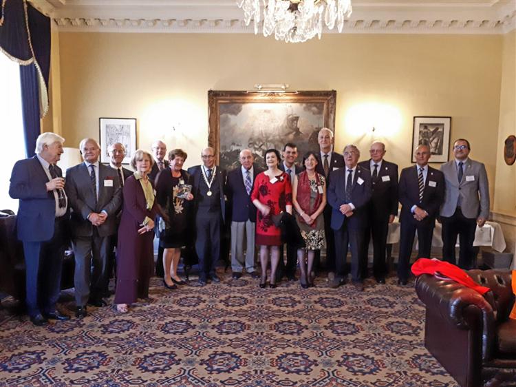 Miembros de la Tertulia Amigos del 25 de Julio y de la Nelson Society en el Naval Club de Londres Custom