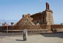 Callados, abatidos, los férreos castillos…