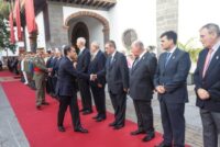 FOTO EL SR. ALCALDE SALUDANDO A D. RAFAEL ZURITA MOLINA Personalizado