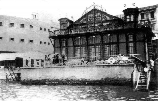 Club Tinerfeño a su izquierda el Castillo de San Pedro Personalizado