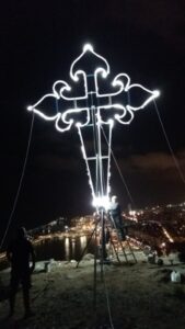 La Cruz de Santiago vuelve a erigirse sobre la capital tinerfeña