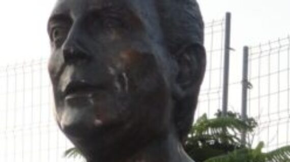 Monumentos (33). A Manolo Mena