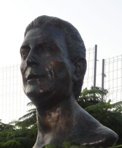 Monumentos (33). A Manolo Mena