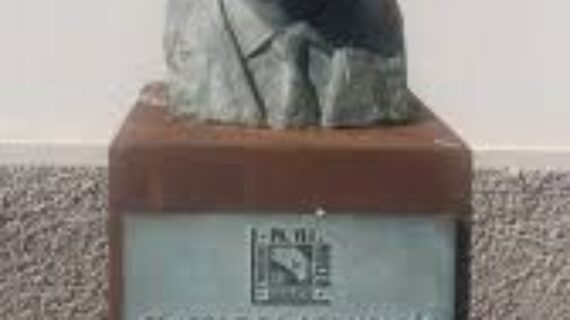 Monumentos (32). Al Maestro Tarridas